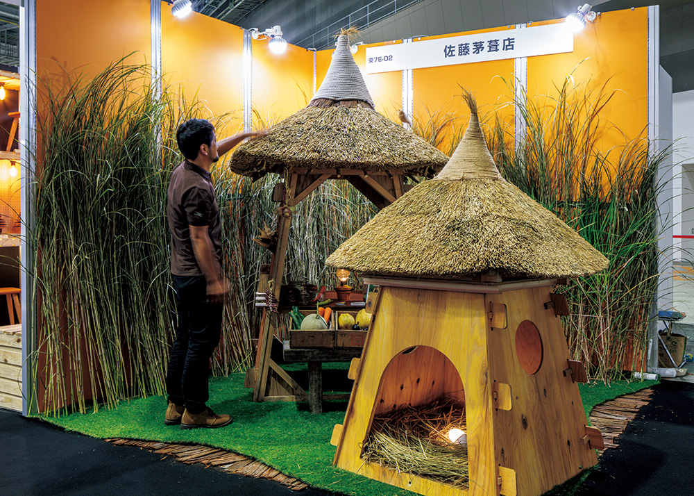 コンパクトな茅葺きの屋根を用いた、組み立て式の小屋ユニット「運べる茅葺き小屋」。「佐藤茅葺店」の職人が手掛けた茅葺き屋根は、遮熱性に優れたエコ建材として注目される