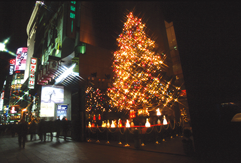 銀座の店舗で初めてクリスマスツリーを取り入れるなど、先進的な都市とグリーンの考え方を提案してきた