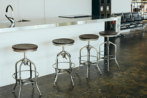 ハイスツール「TOLEDO SWIVEL HIGH STOOL」。サイズ：w400×d400×h645~755㎜、価格：31,900円