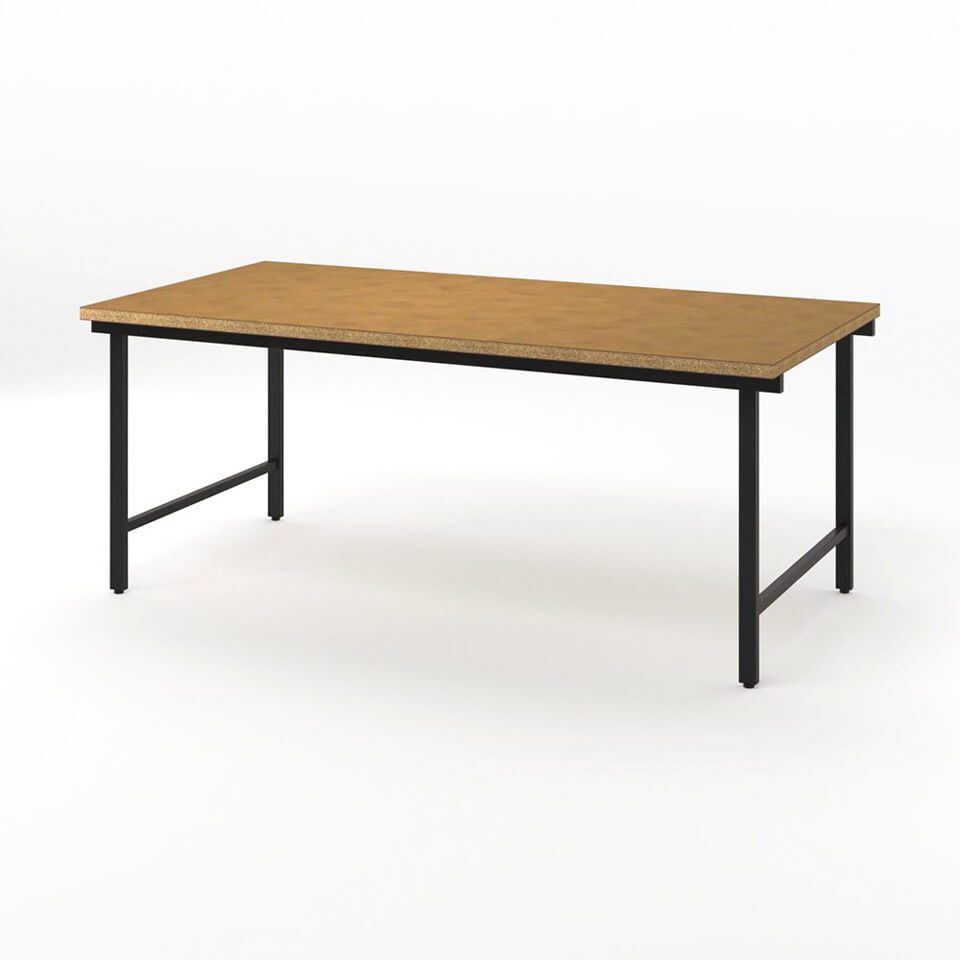 移転を機に開発された、角パイプテーブル。テーブル天板は基準内であれば、さまざまな種類のものを組み合わせることが可能。サイズはw1200・1800・2400×d600・900・1200×715 ㎜ の9 種を用意